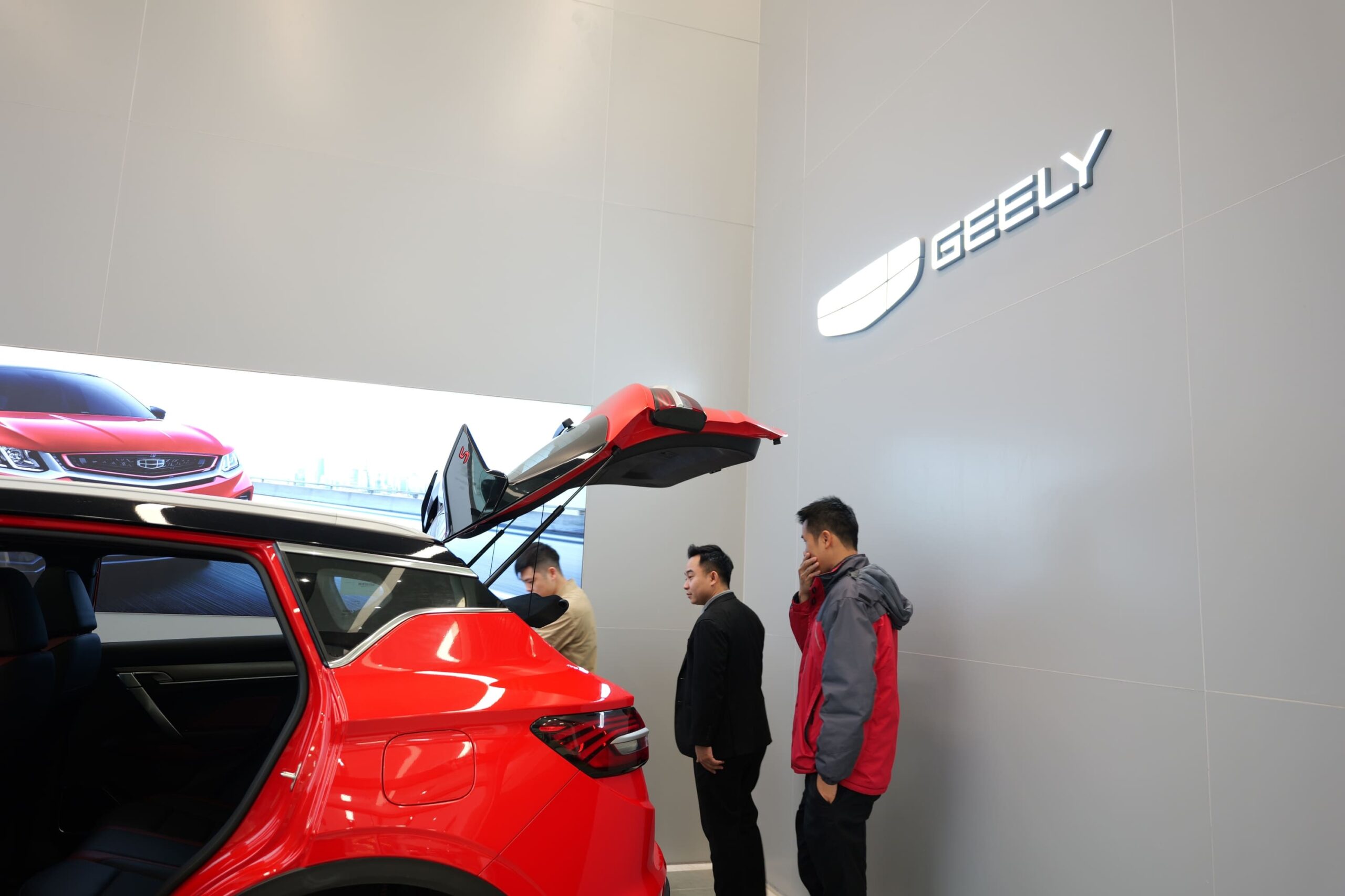 Đội ngũ Geely An Giang hỗ trợ khách hàng nhiệt tình